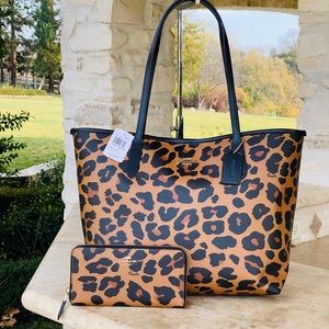 NWT Coach reversible leopard tore&large wallet